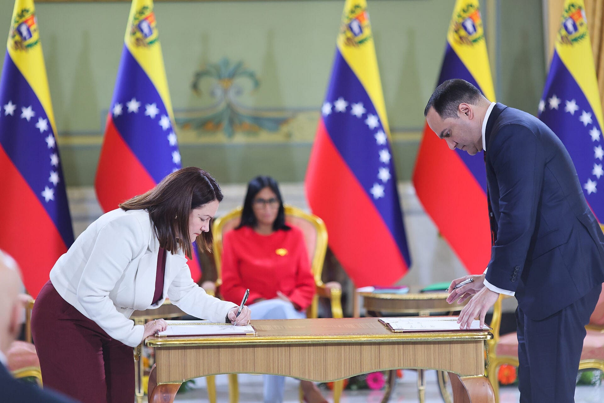 Venezuela suscribe acuerdos con la Corporación Nacional de Hidrocarburos de Italia (ENI)