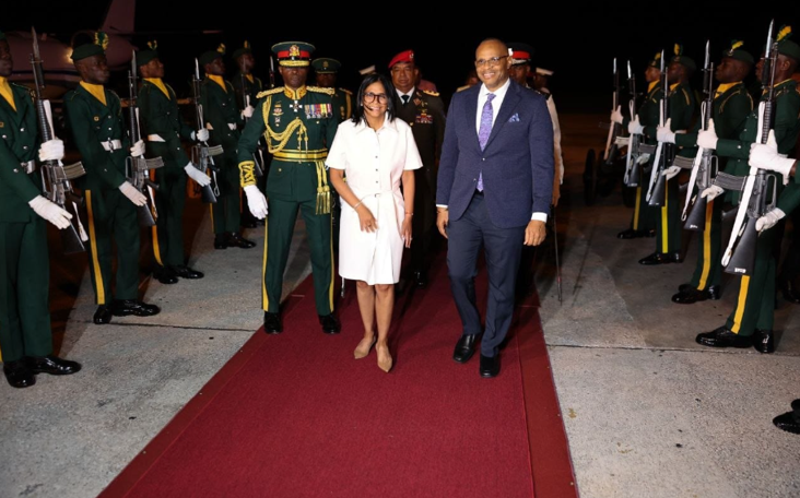 Presidenta (E) Delcy Rodríguez fue recibida con honores en Barbados para cumplir agenda estratégica