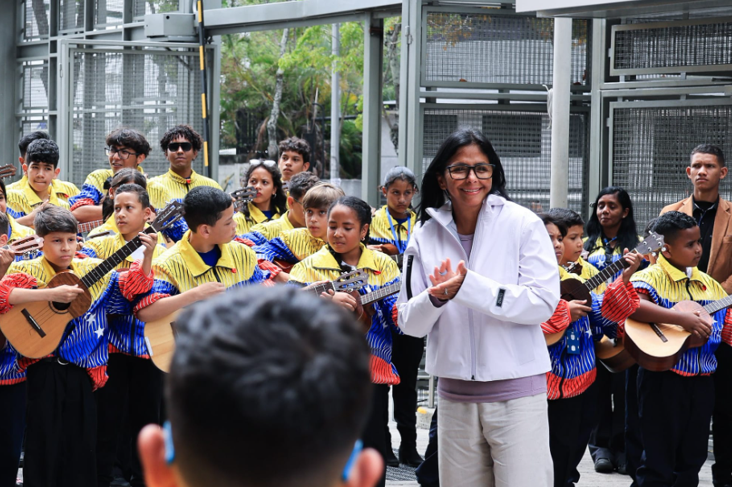 Presidenta (E) Delcy Rodríguez celebra carácter patrimonial del cuatro venezolano junto al Sistema de Orquestas