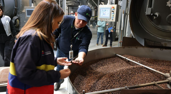 Ministra de Comercio Exterior acompañó carga de exportación hacia Filipinas y EE.UU.