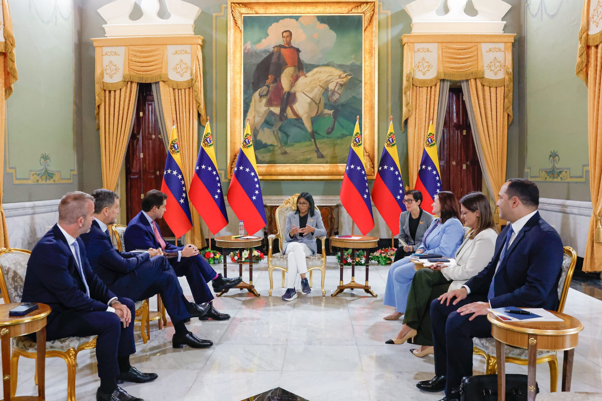 Presidenta (E ) Delcy Rodríguez sostuvo reunión estratégica con la corporación internacional Trafigura