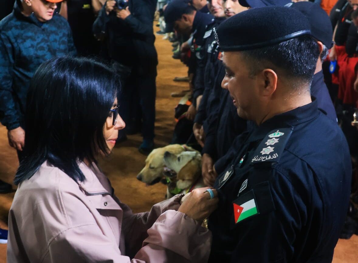 Delcy Rodríguez condecora a rescatistas internacionales por labores tras terremotos en Venezuela