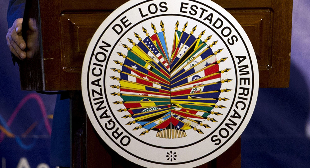 El amor vuela de noche y anida en otro abril cualquiera