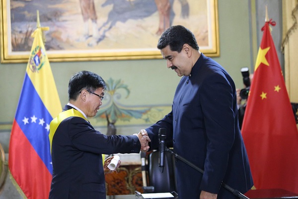 Presidente Nicolás Maduro impone Orden Francisco de Miranda al embajador de China Zhao Bentang