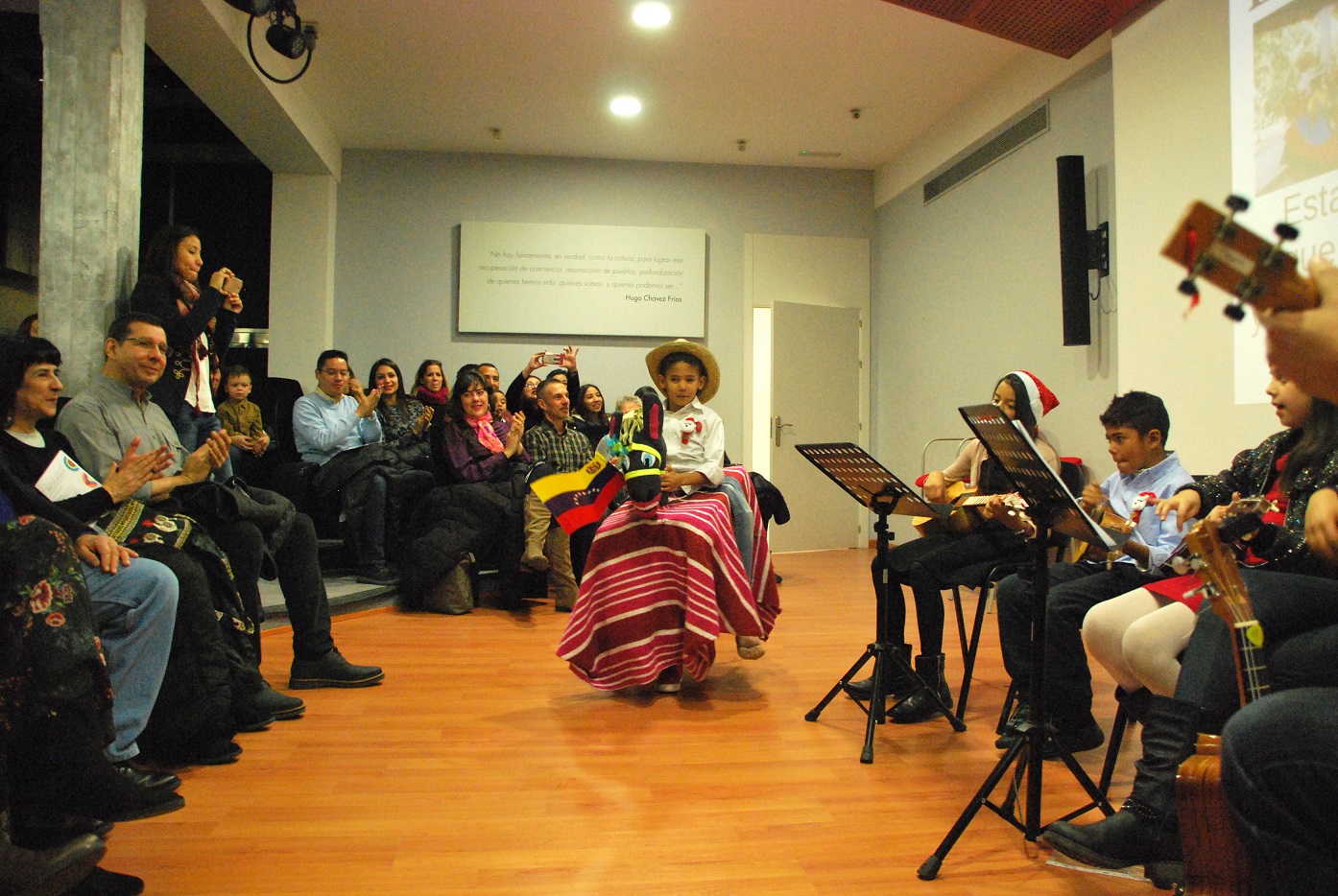 Centro Cultural de Venezuela en Madrid despidió el año con un canto por la paz