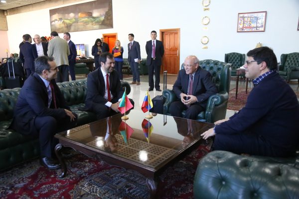 Ministro de Asuntos Exteriores de Portugal Augusto Santos arriba a Venezuela
