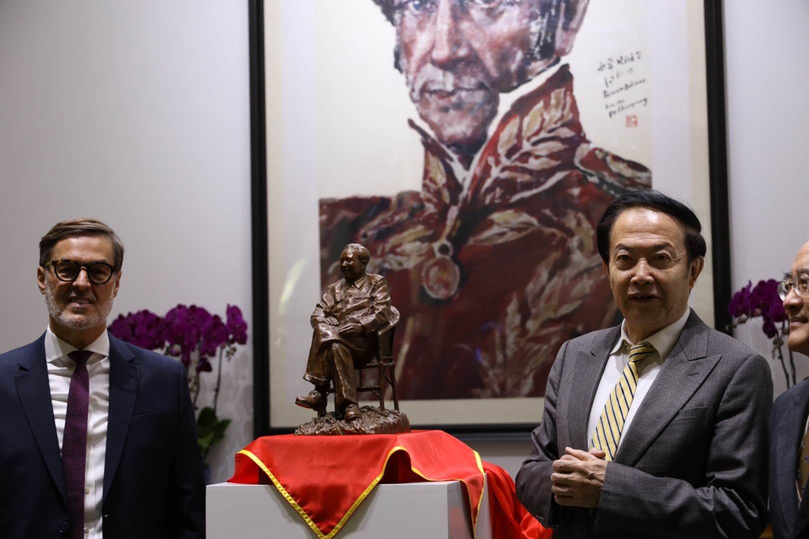 Develan escultura de Mao Zedong en la Embajada de Venezuela en China.