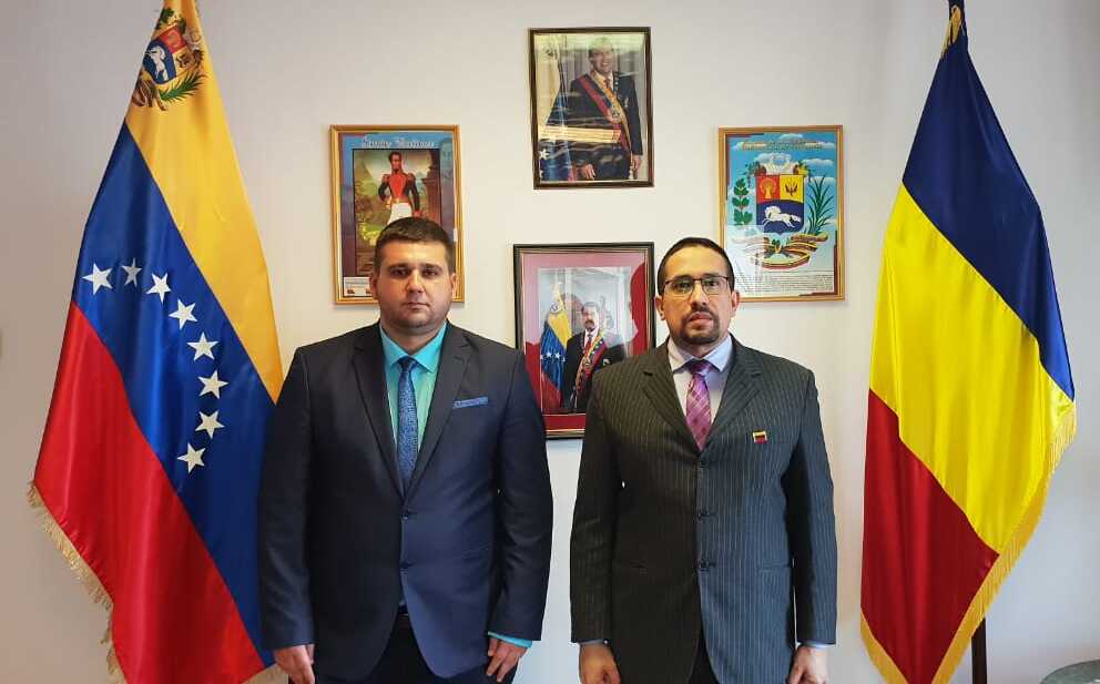 Embajador Torrealba conversa con Senador rumano sobre el intercambio de experiencias interparlamentarias.