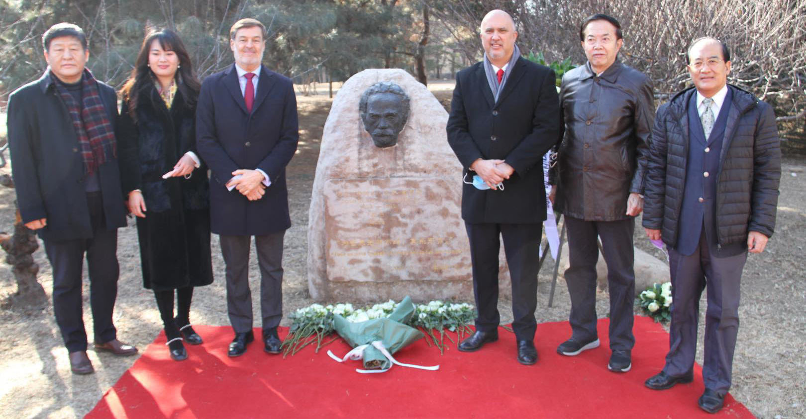 Misión Diplomática de Venezuela en China rinde homenaje al héroe cubano José Martí.