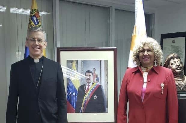 Embajadora de Venezuela y Nuncio Apostólico sostienen encuentro diplomático en Filipinas.