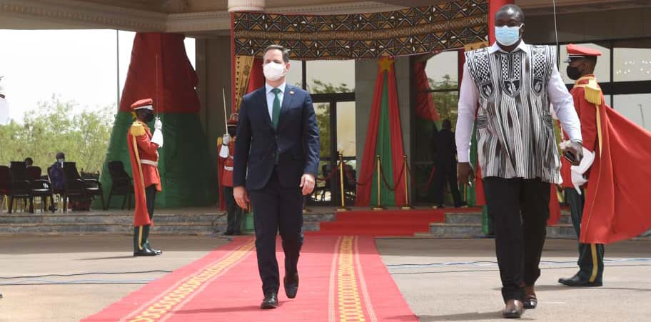 Embajador venezolano entrega Copias de Estilo al Canciller de Burkina Faso