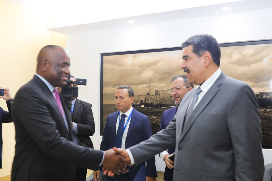 Presidente se reúne con Primer Ministro Mancomunidad Dominica Skerrit