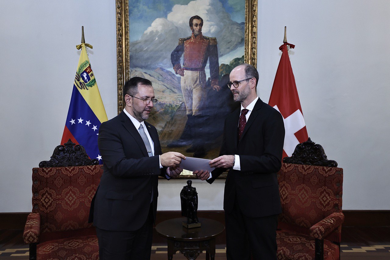 Canciller  recibe Copias de Estilo de Embajadores de Suiza y Barbados
