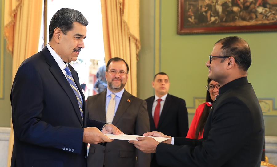 Embajador de la India entrega Cartas Credenciales al presidente Maduro