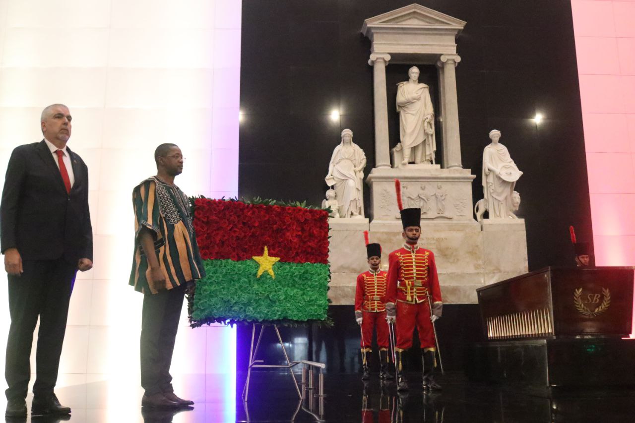 Canciller de Burkina Faso rinde honores al Libertador Simón Bolívar en Caracas