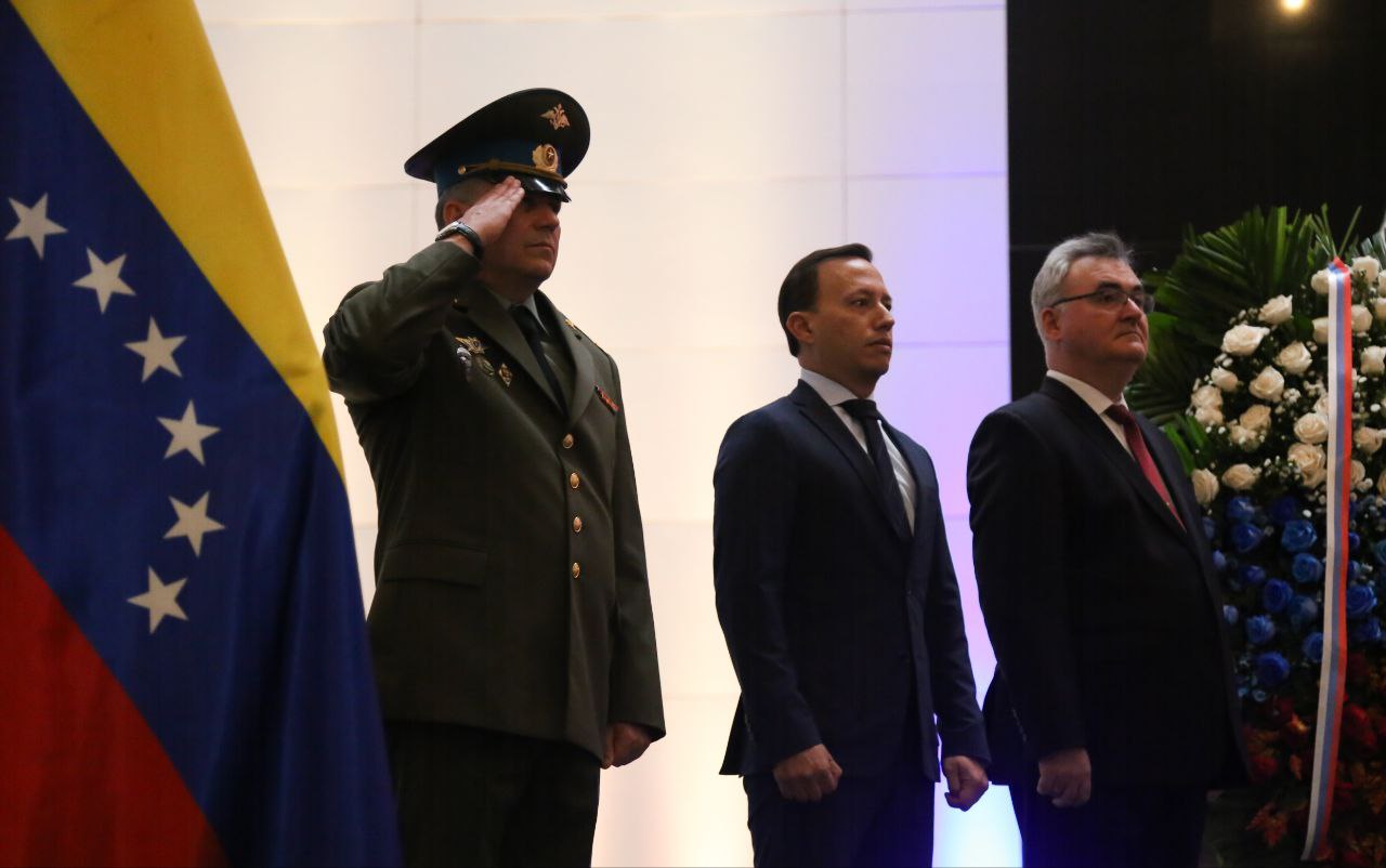 Conmemoran el Día de Rusia en Caracas con ofrenda floral a Bolívar