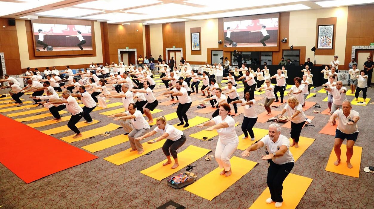Embajadora Capaya Rodríguez participa en actividades oficiales del Día del Yoga