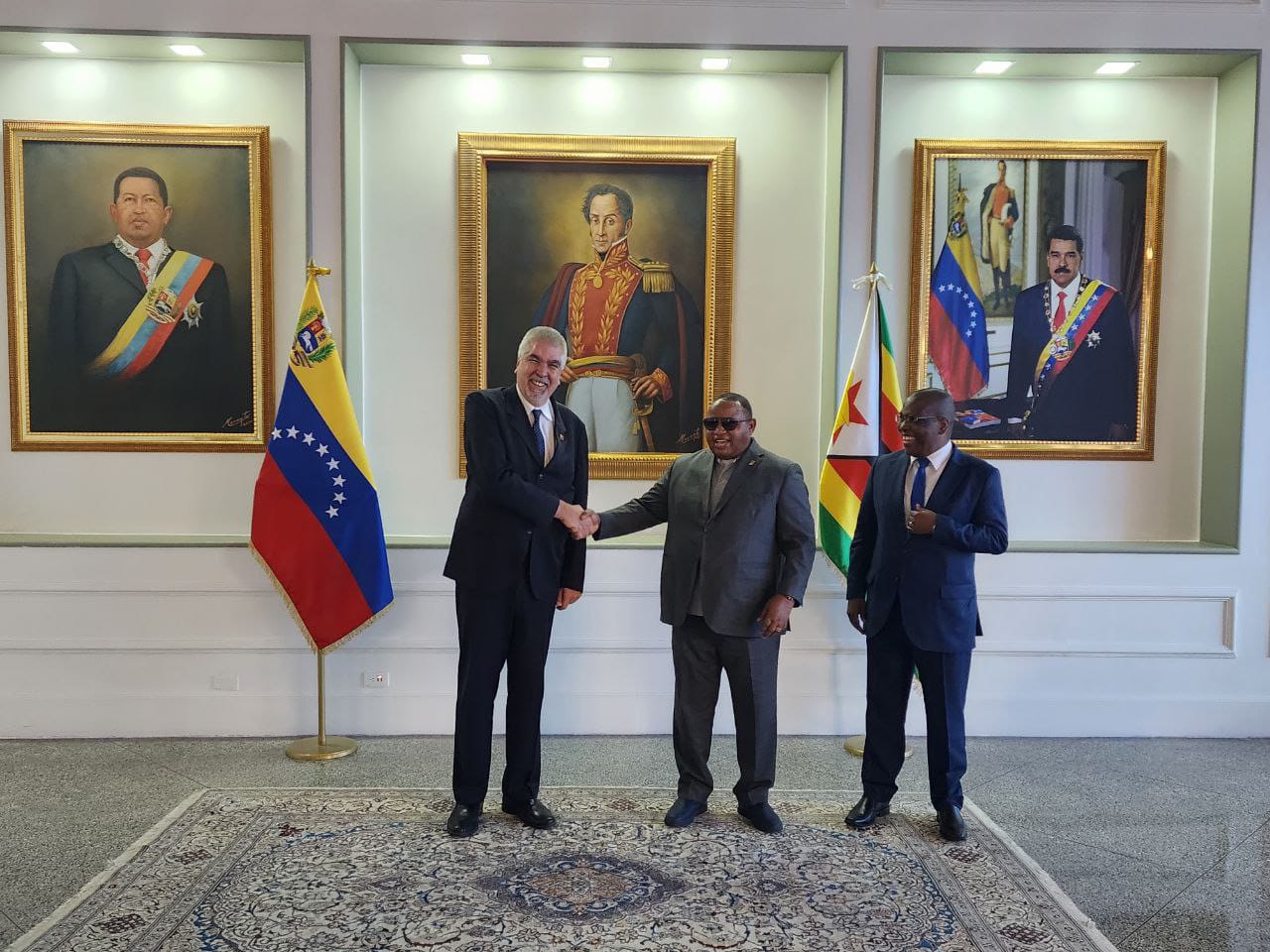 Arriba a Caracas canciller de Zimbabue Frederick Makamure