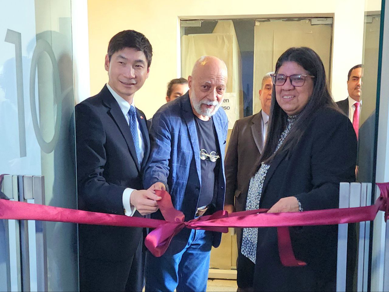 Embajada de China inaugura exposición fotográfica y de cerámica en Caracas