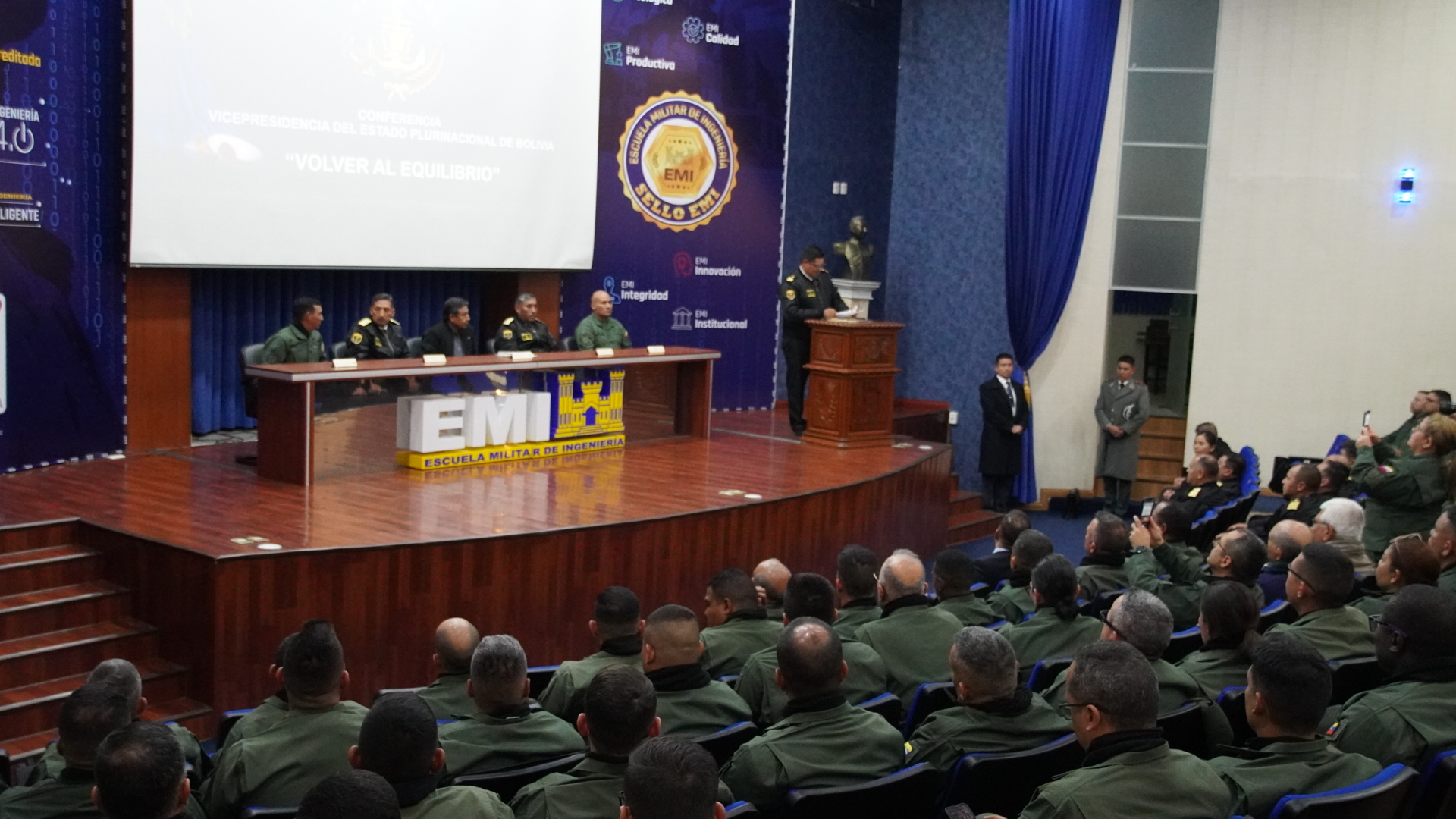 Embajada y FANB participan en exposición "Volver al Equilibrio" en Bolivia