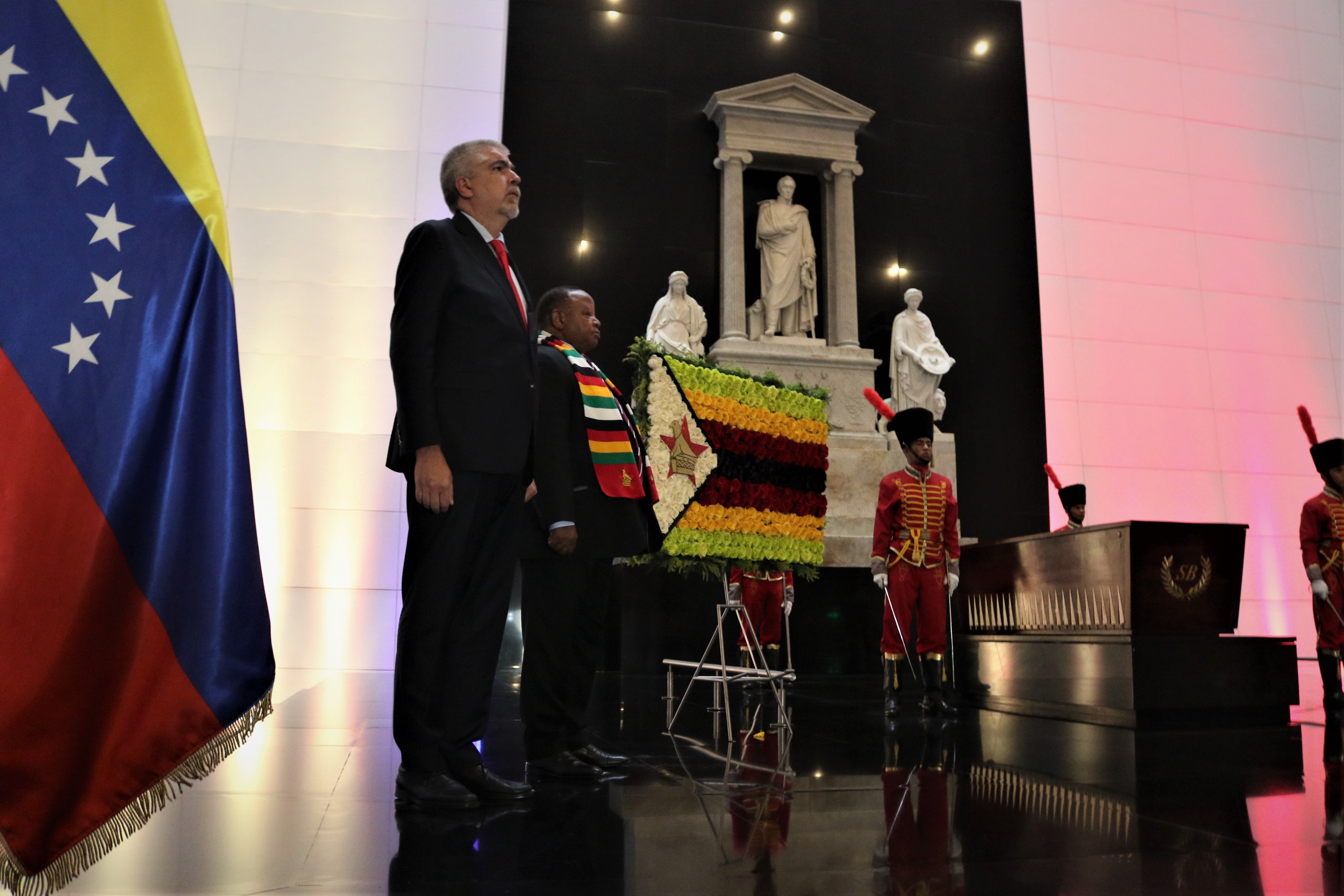 Canciller de Zimbabue rinde honores a Bolívar en Caracas