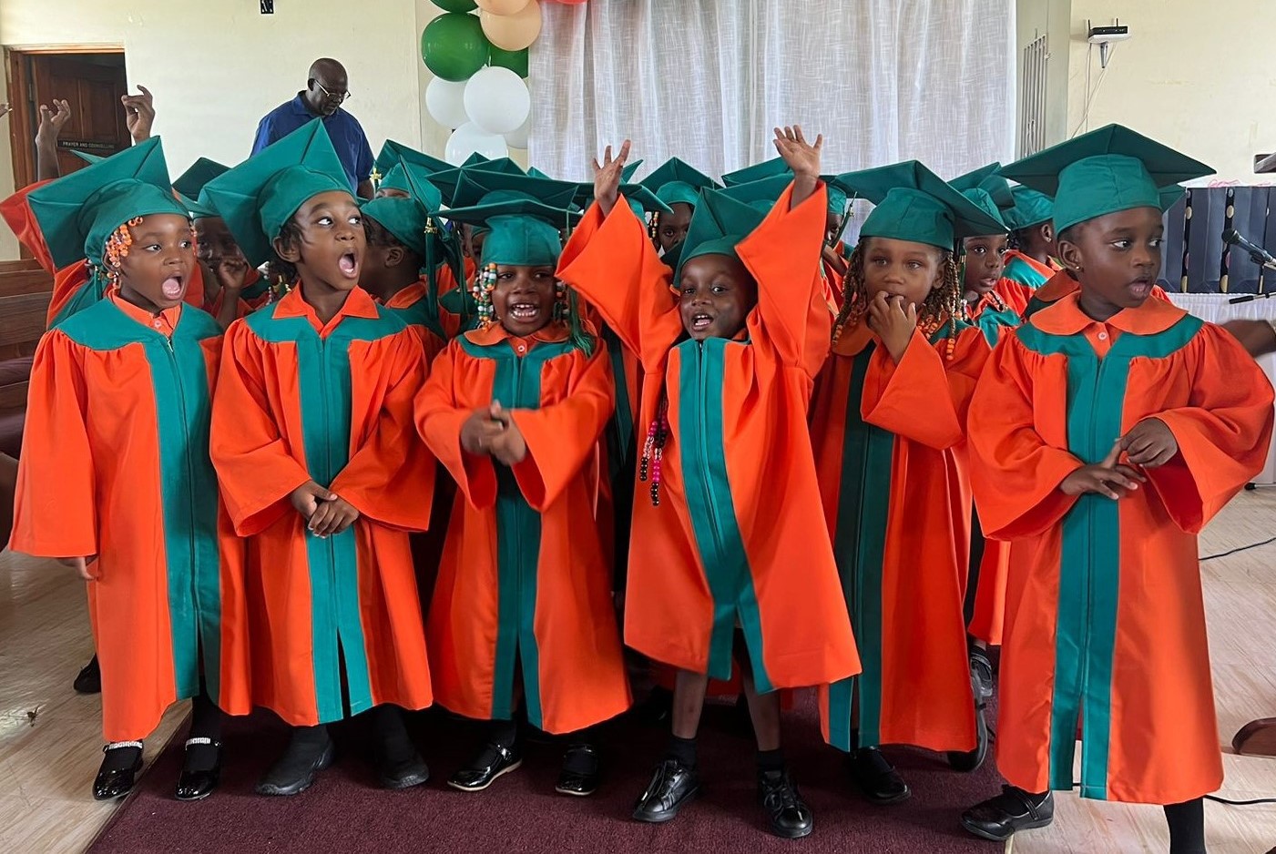 Preescolar Simón Bolívar de Antigua y Barbuda celebra ceremonia de graduación