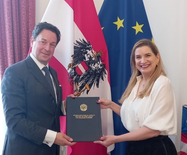 Embajadora Claudia Salerno entrega Copias de Estilo en Austria