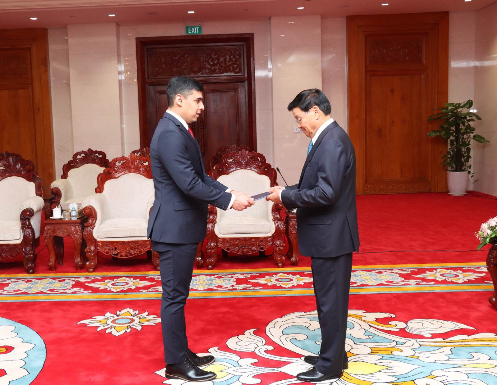 Embajador Juan Carlos Fernandes  presenta Credenciales ante Presidente de Laos