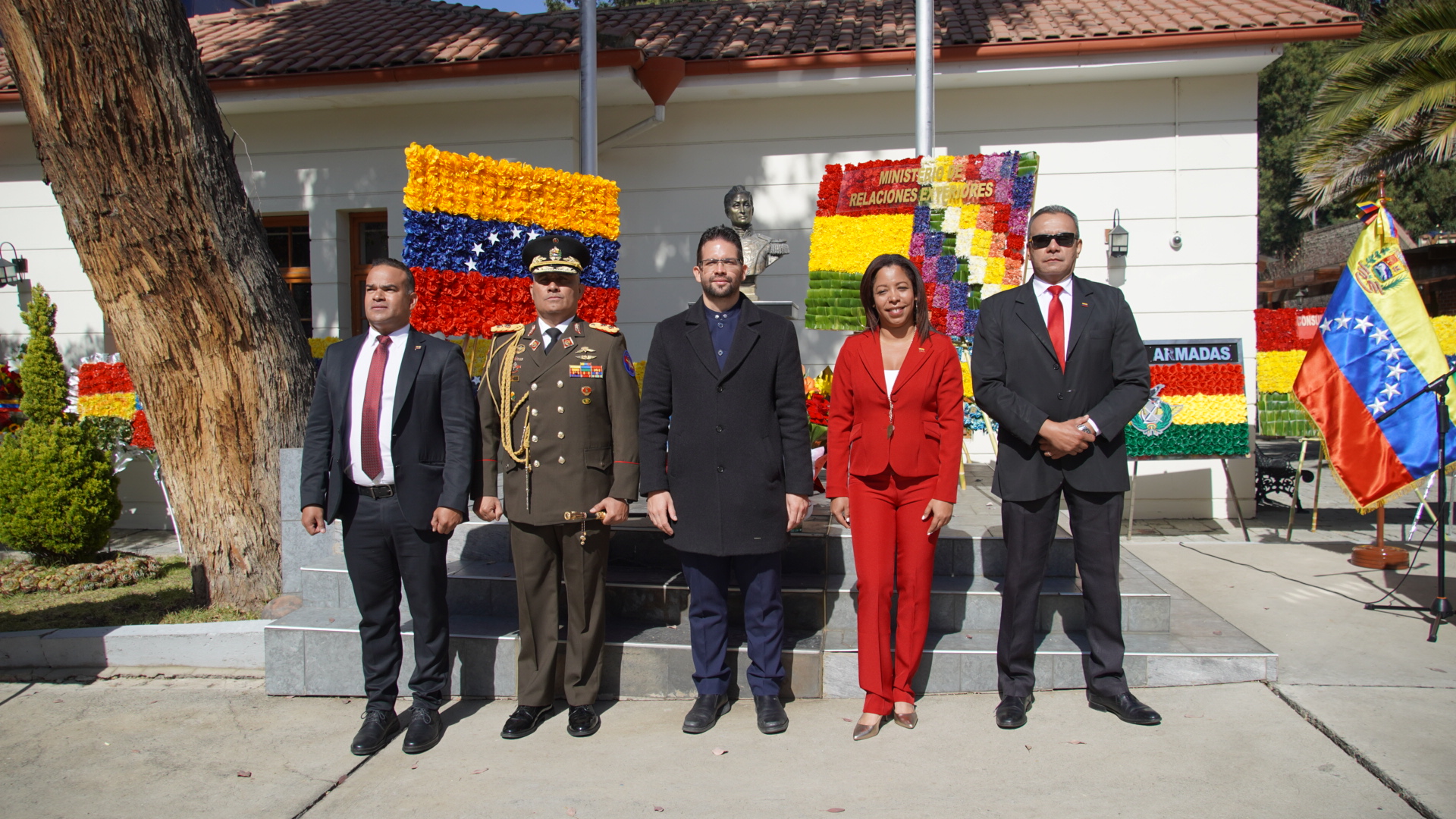 Bolivia ofrenda al Libertador en los 213 años de la independencia de Venezuela