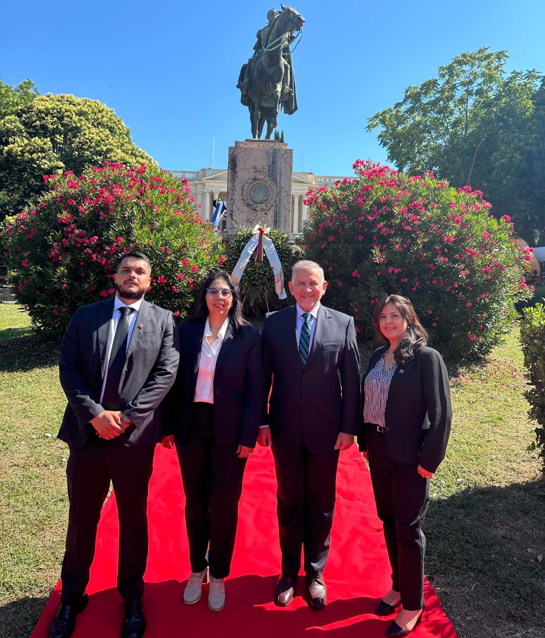 Misiones en Roma rinden tributo floral a Bolívar por Independencia de Venezuela