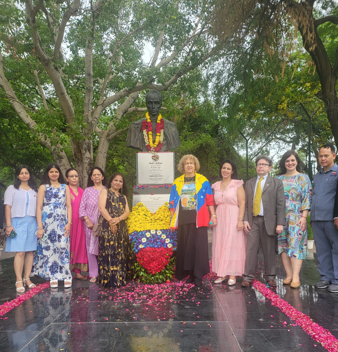 En la India conmemoran Independencia de Venezuela con ofrenda floral a Bolívar