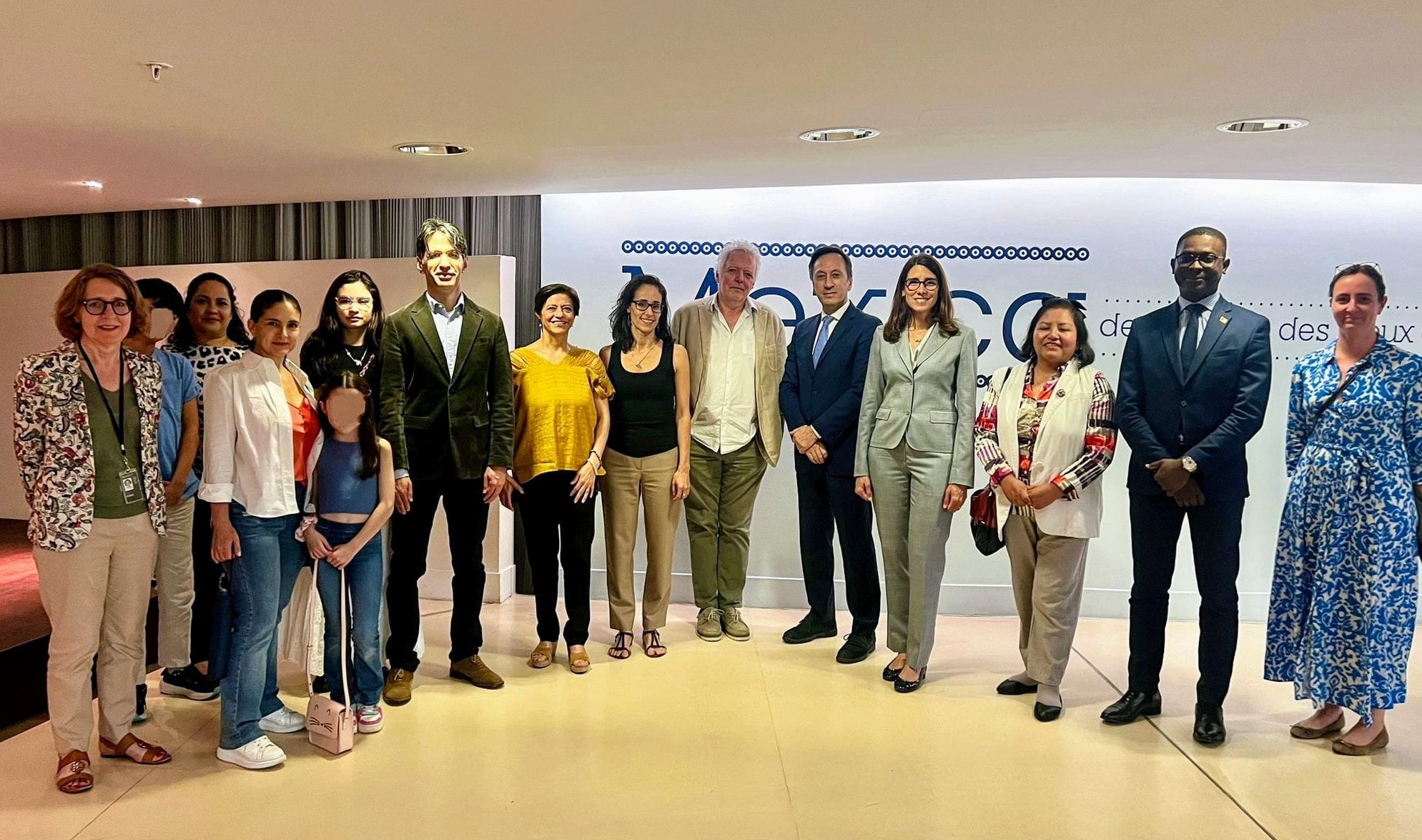 Embajador venezolano Arturo Gil visita exposición mexicana en museo de París