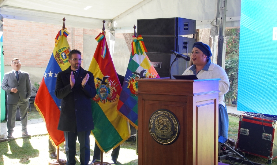 Ministra de Presidencia de Bolivia celebra 213 años de independencia venezolana