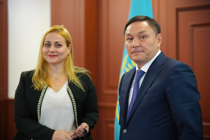 Ministro de Turismo y Deporte de Kazajistán recibe a Embajadora venezolana