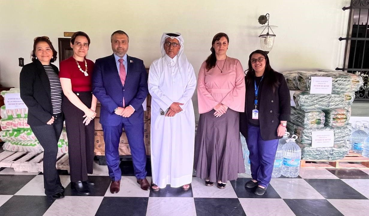 Embajada de Qatar entrega donativo para damnificados por huracán Beryl en Sucre