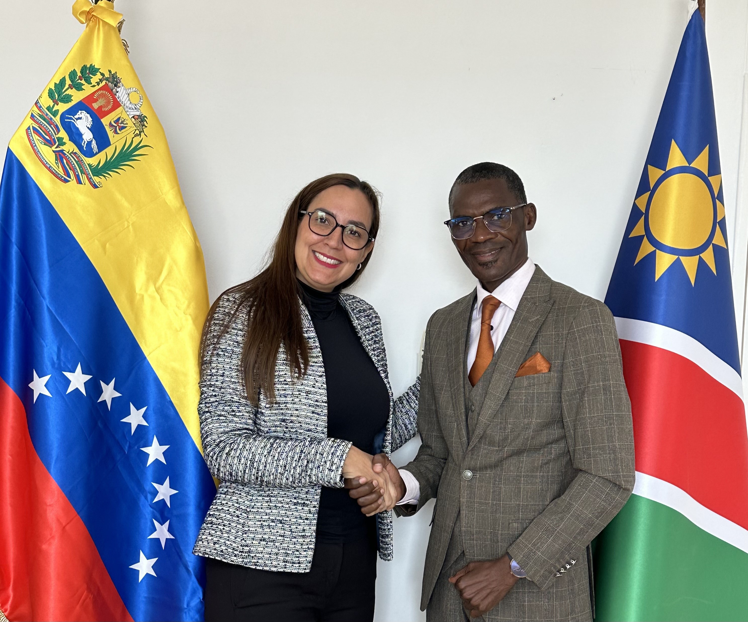 Embajadora en Namibia se reunió con Gobernador que observará elección del 28J