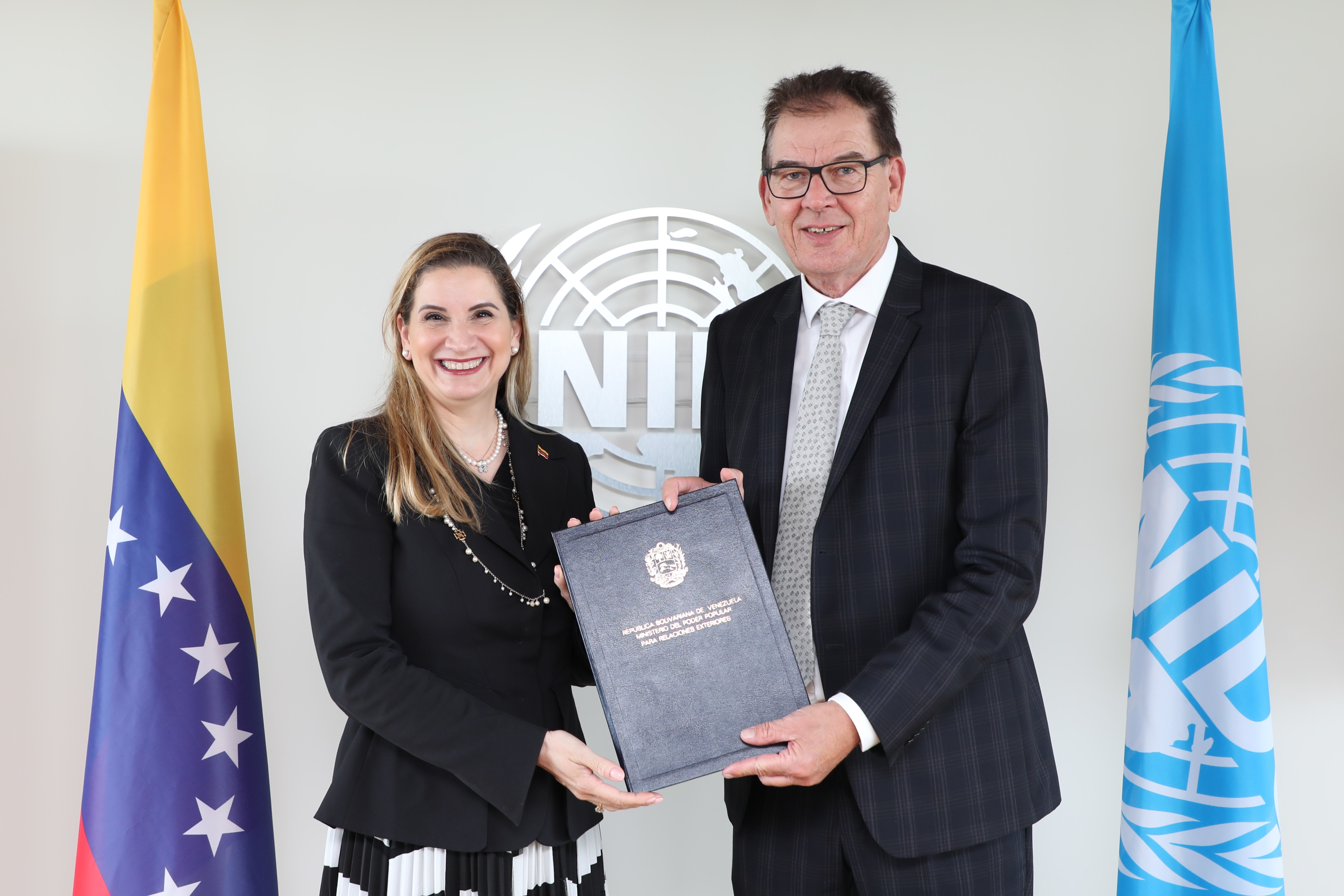 Embajadora Claudia Salerno presenta Credenciales ante Director General de ONUDI