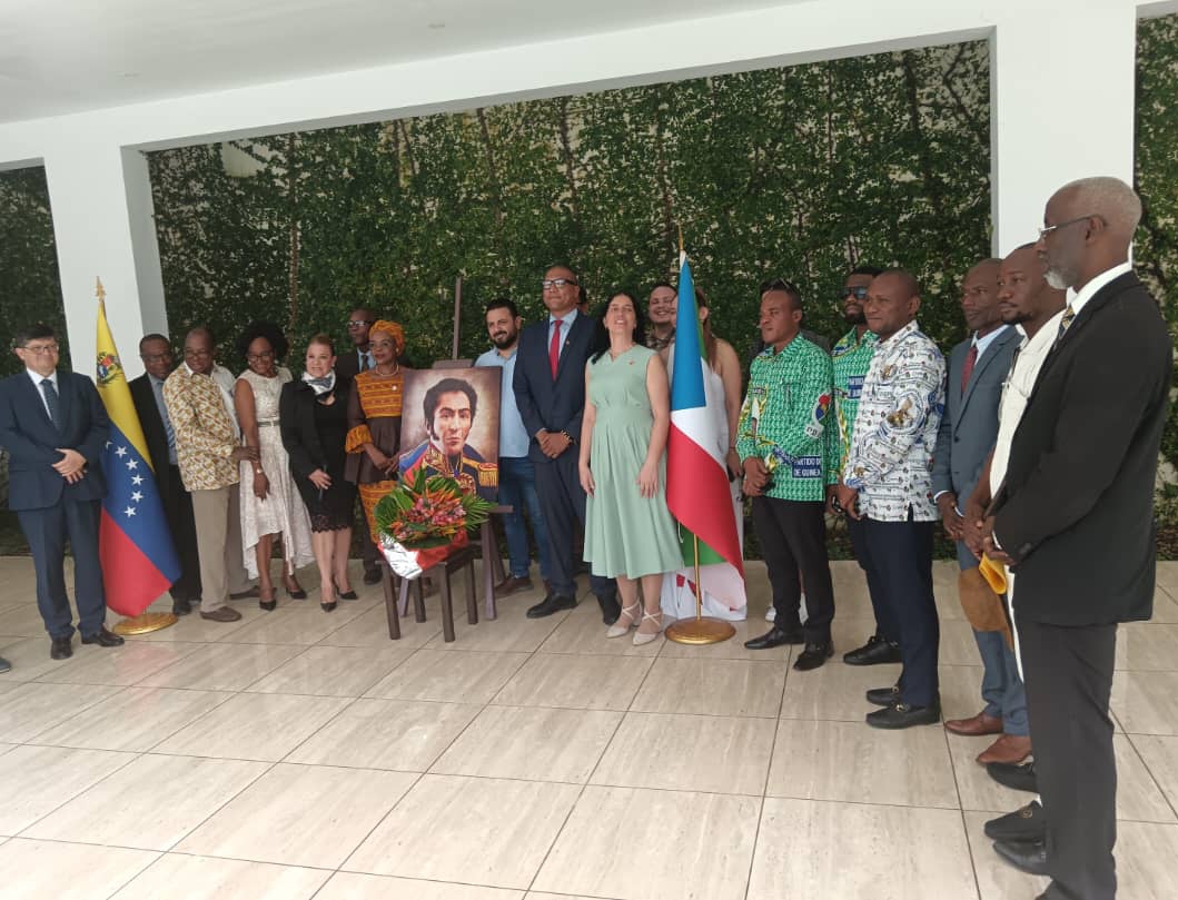 Embajada en Guinea Ecuatorial rinde homenaje a Simón Bolívar por su natalicio