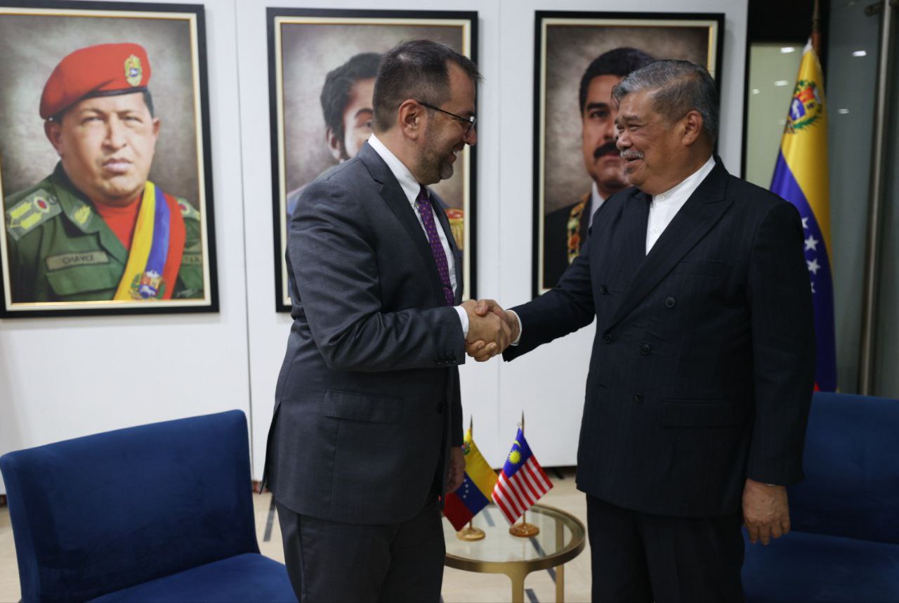 Ministro Gil recibe a dirigente de Malasia que observará elección presidencial