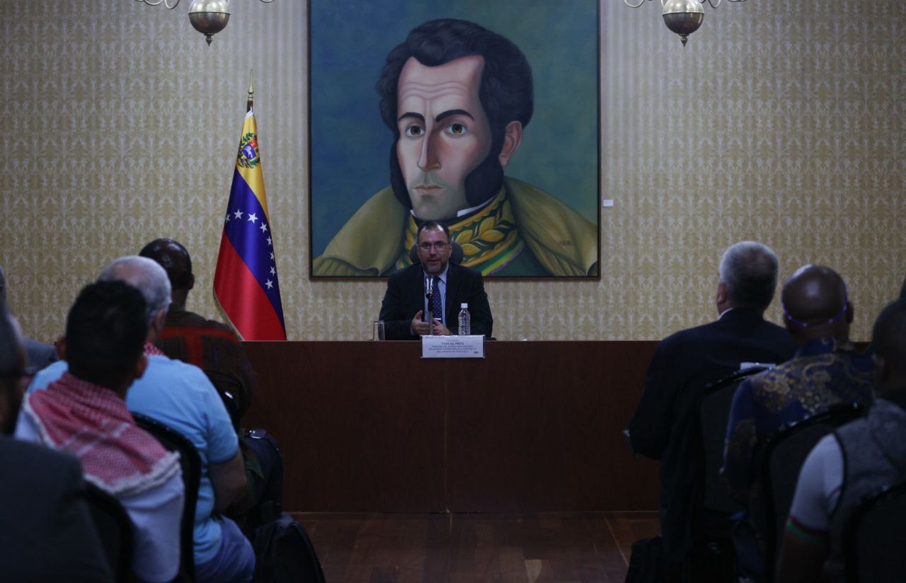 Canciller Yván Gil recibe más delegaciones que acompañarán elección del 28J