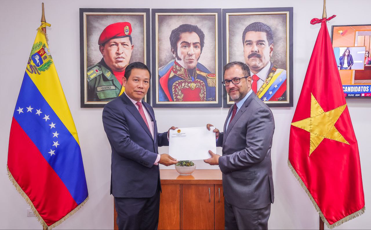 Canciller Yván Gil recibe felicitación de Vietnam por reelección del presidente