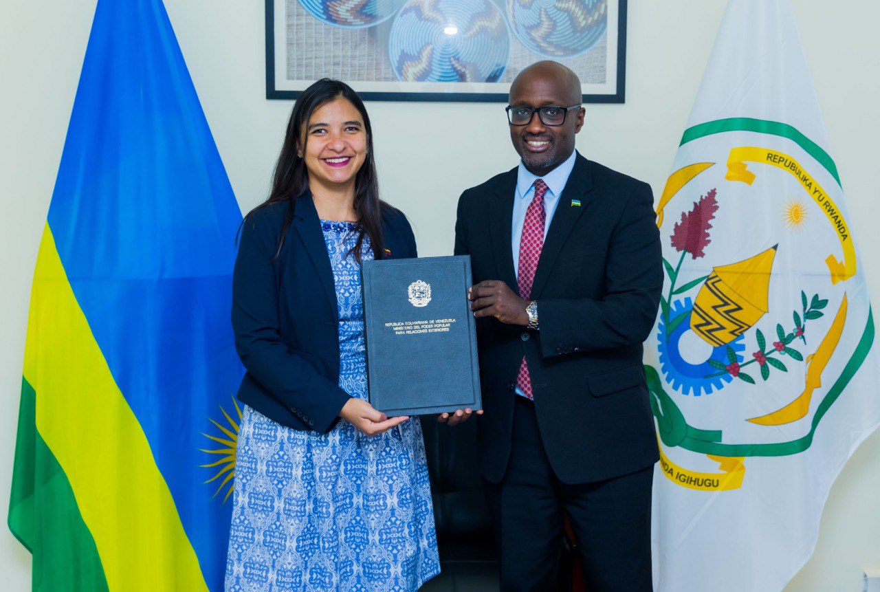 Embajadora de Venezuela presenta Copias de Estilo ante Canciller de Ruanda