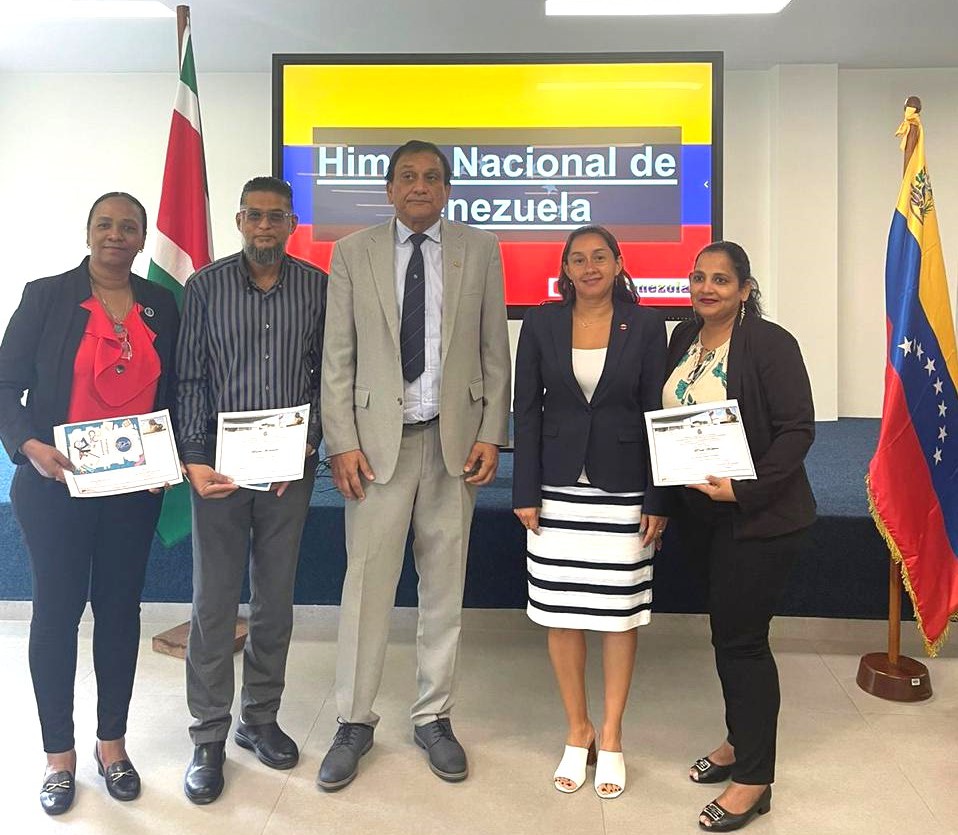 IVCC de Suriname entrega certificados a 1era cohorte de los cursos de idioma