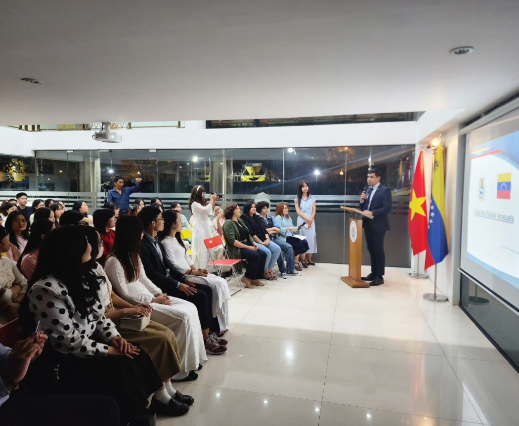 Estudiantes de la Universidad de Hue visitan Embajada de Venezuela en Hanói