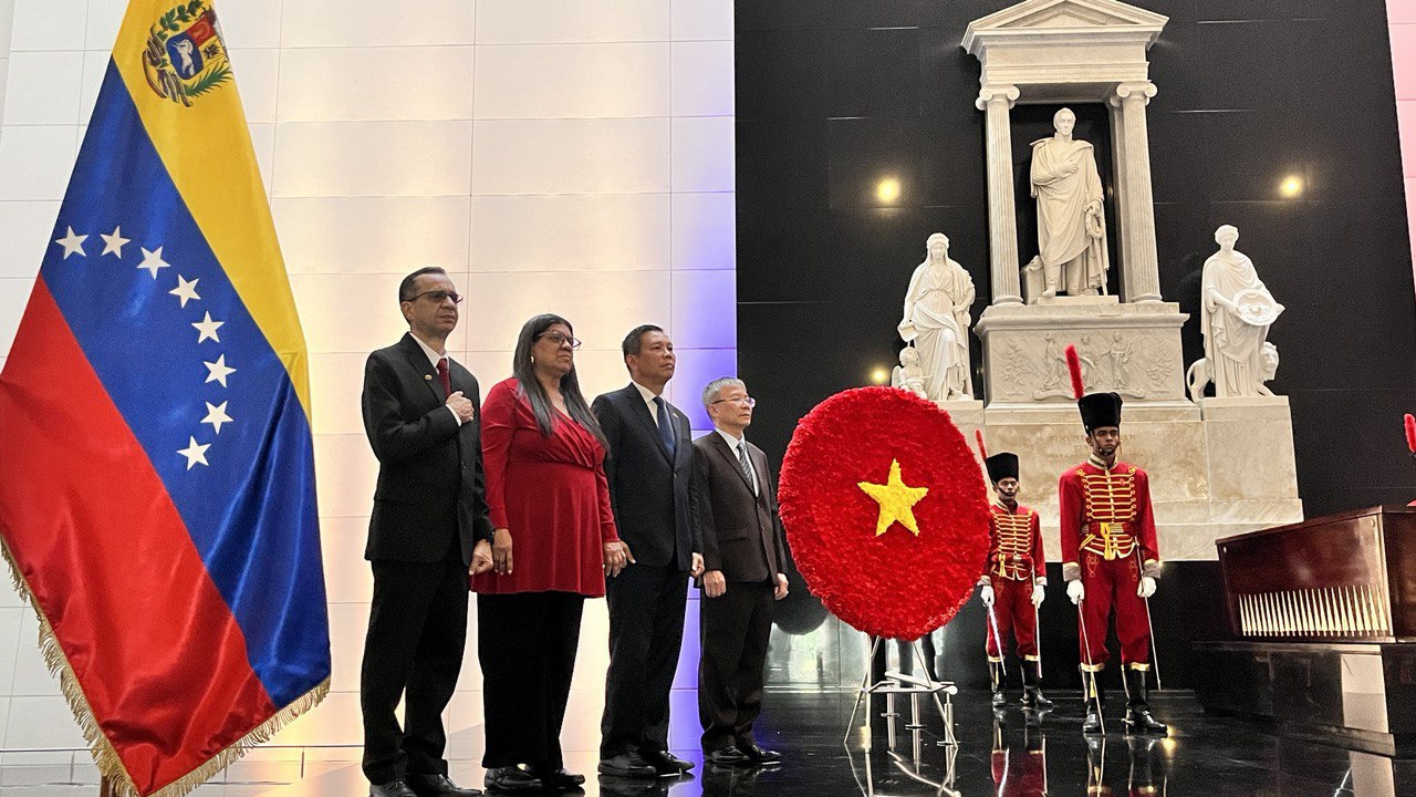 Partido Comunista de Vietnam ofrenda al Libertador Simón Bolívar