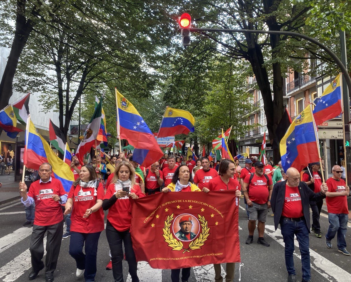Marcha de solidaridad con Venezuela en Bilbao en Día de la Resistencia Indígena