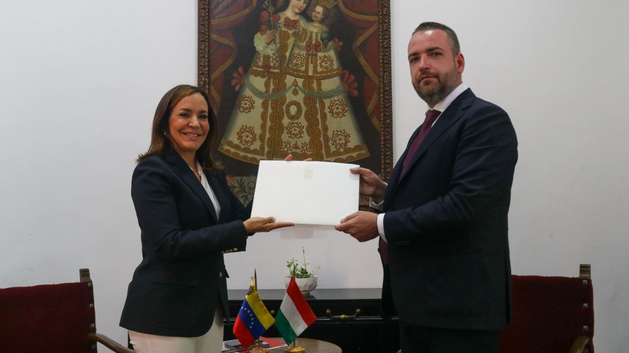 Nuevo Embajador de Hungría entrega Copias de Estilo en Cancillería venezolana