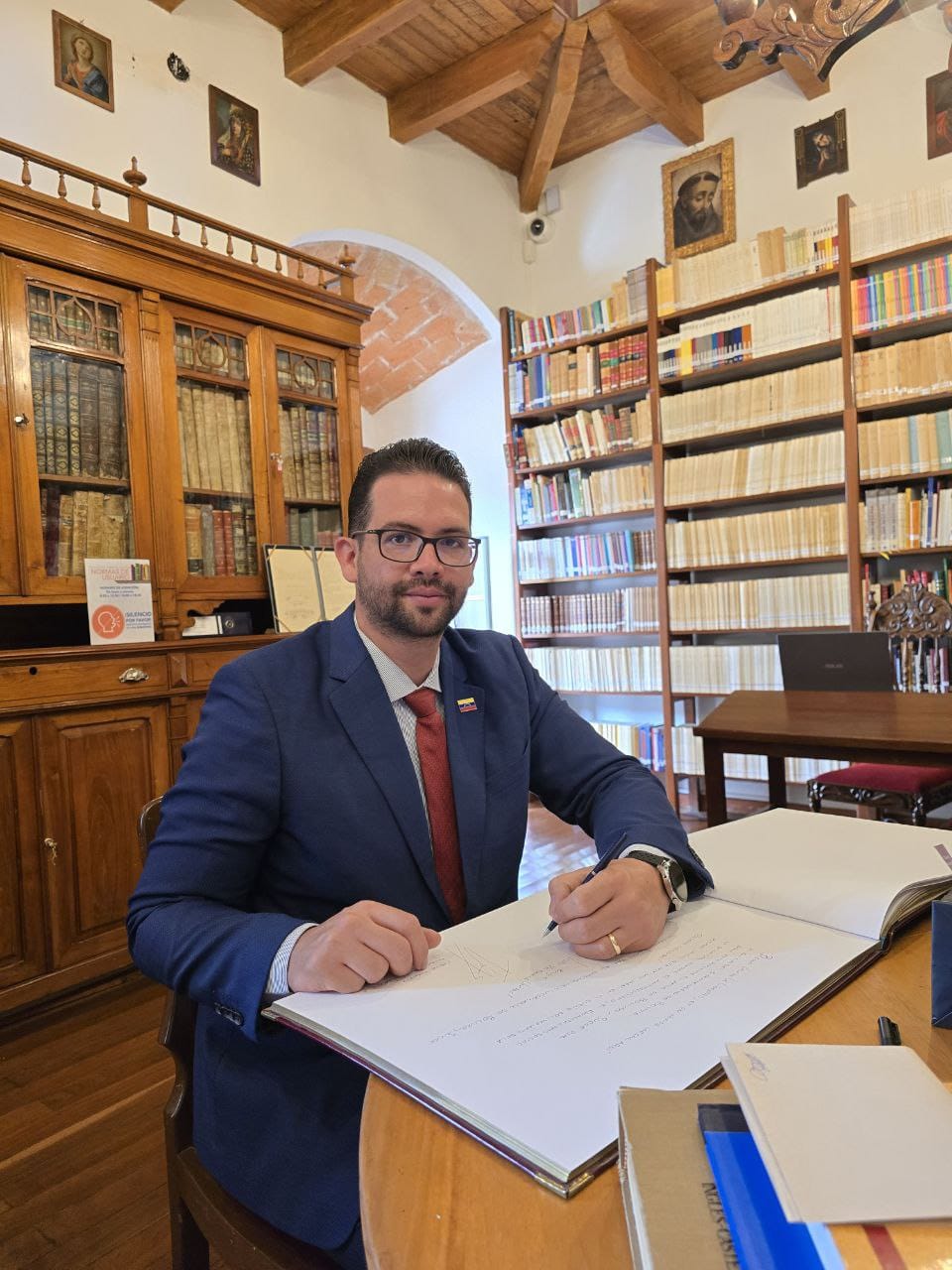 Embajador en Bolivia firma libro de visitantes del Museo Casa de la Libertad