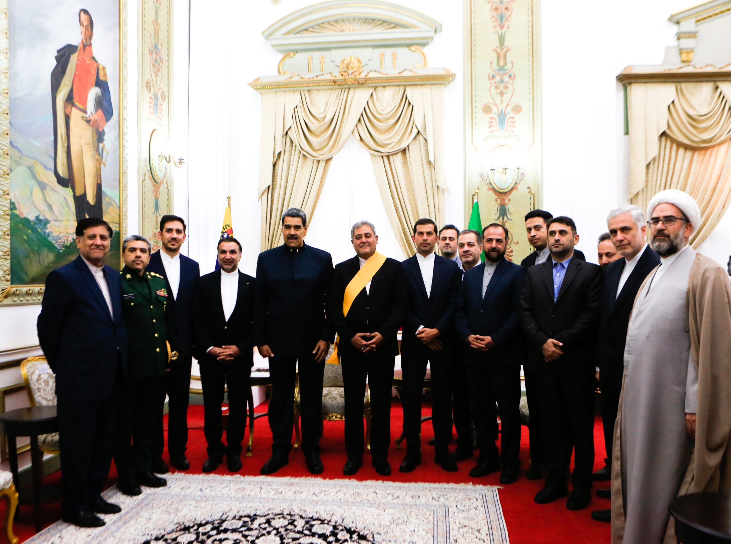 Gobierno Bolivariano condecora al embajador Soltani en ceremonia de despedida