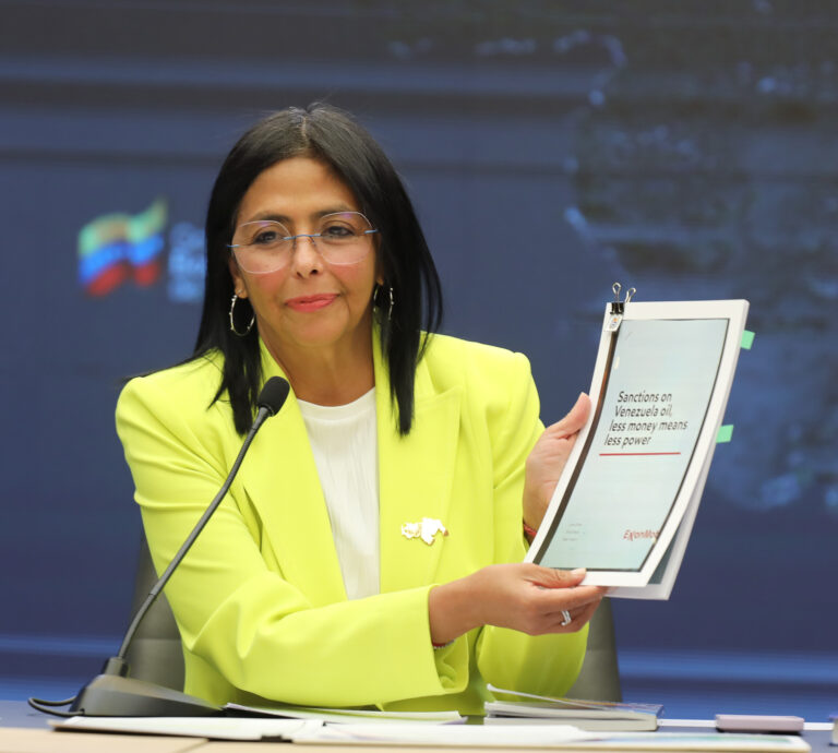 Vicepresidenta Rodríguez revela documento: «Sanciones en petróleo de Venezuela»